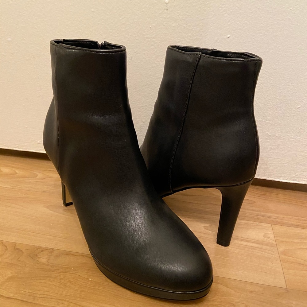 Nine West stiletto ankle booties